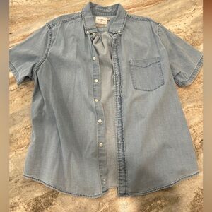 Goodfellow & Co short sleeve men’s denim button down camp shirt
